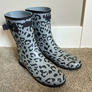 Hunter Women's Short Rain Boots in Light Gray with Black Leopard Print